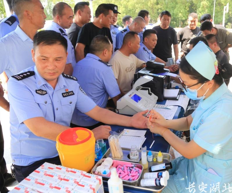 热血铸警魂 挽袖显担当！当阳70余名公安民辅警献血近20000毫升 